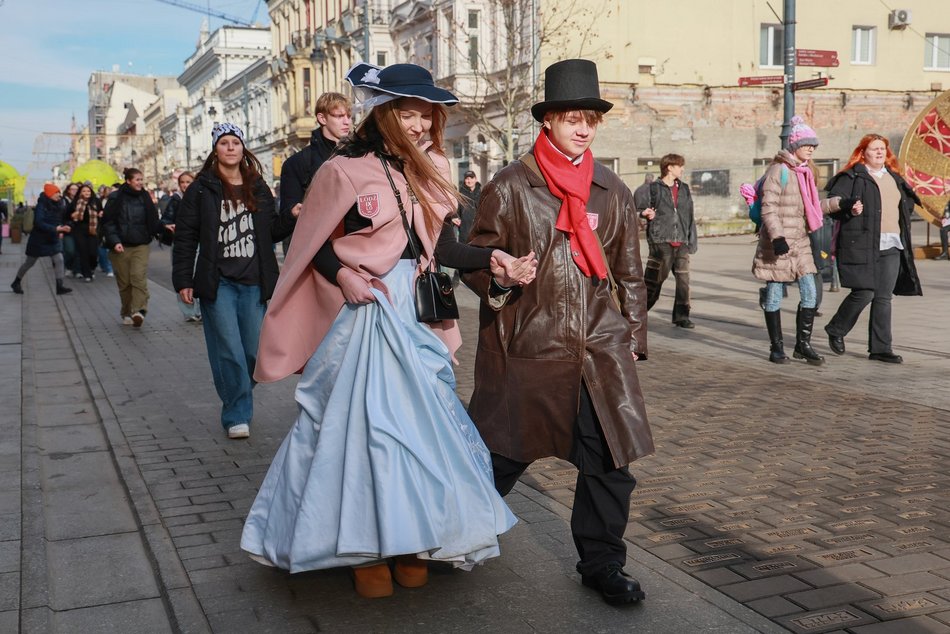 Łódź. Polonez dla Łodzi. Tłumy maturzystów zatańczyły na Piotrkowskiej. Razem z nimi łodzianie!