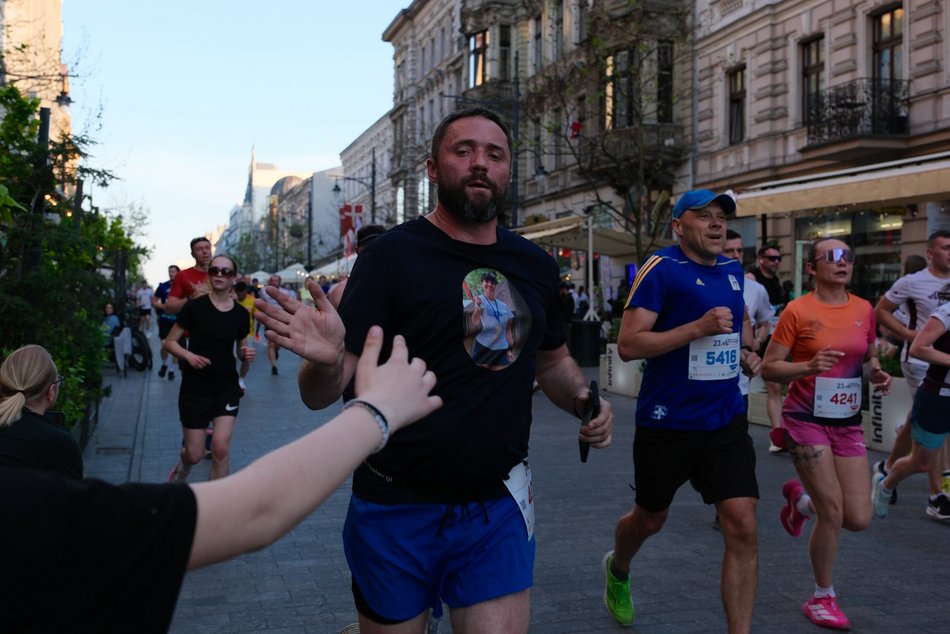 TOP 10 zdjęć z Rossmann Run 2026. Najlepsze kadry z Biegu Ulicą Piotrkowską