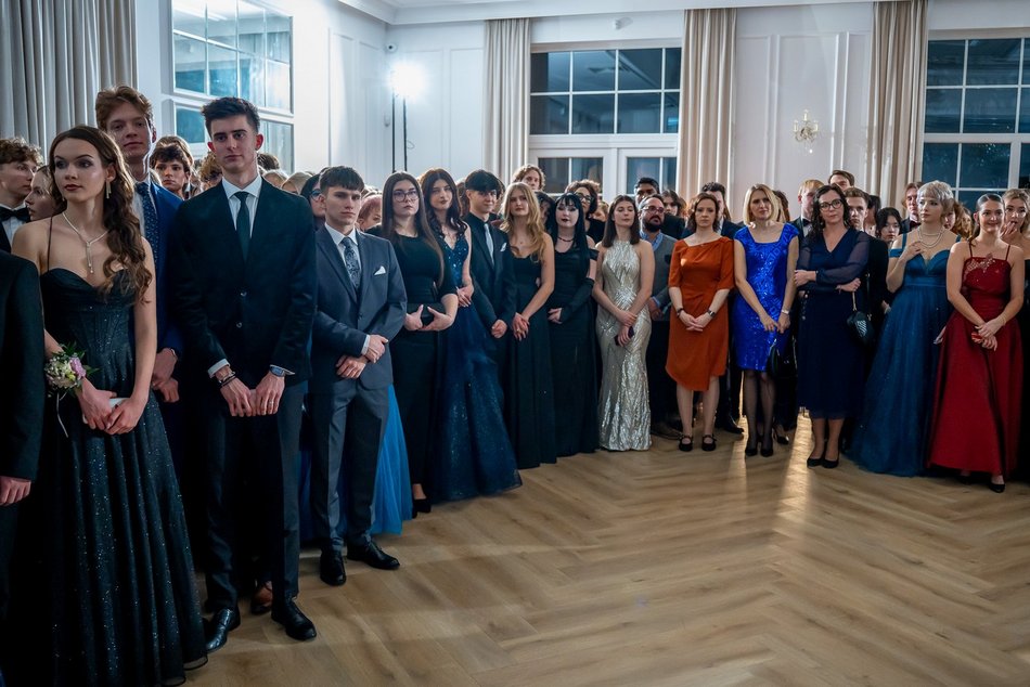 Łódź. Studniówka IV LO w Łodzi. Kreacje, które zapierały dech i radość na twarzach młodzieży