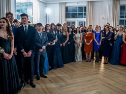 Łódź. Studniówka IV LO w Łodzi. Kreacje, które zapierały dech i radość na twarzach młodzieży