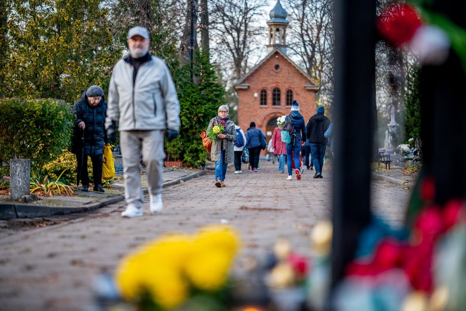 Łodzianie już na Starym Cmentarzu w Łodzi. Tak odwiedzają bliskich