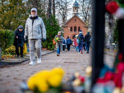 Łodzianie już na Starym Cmentarzu w Łodzi. Tak odwiedzają bliskich