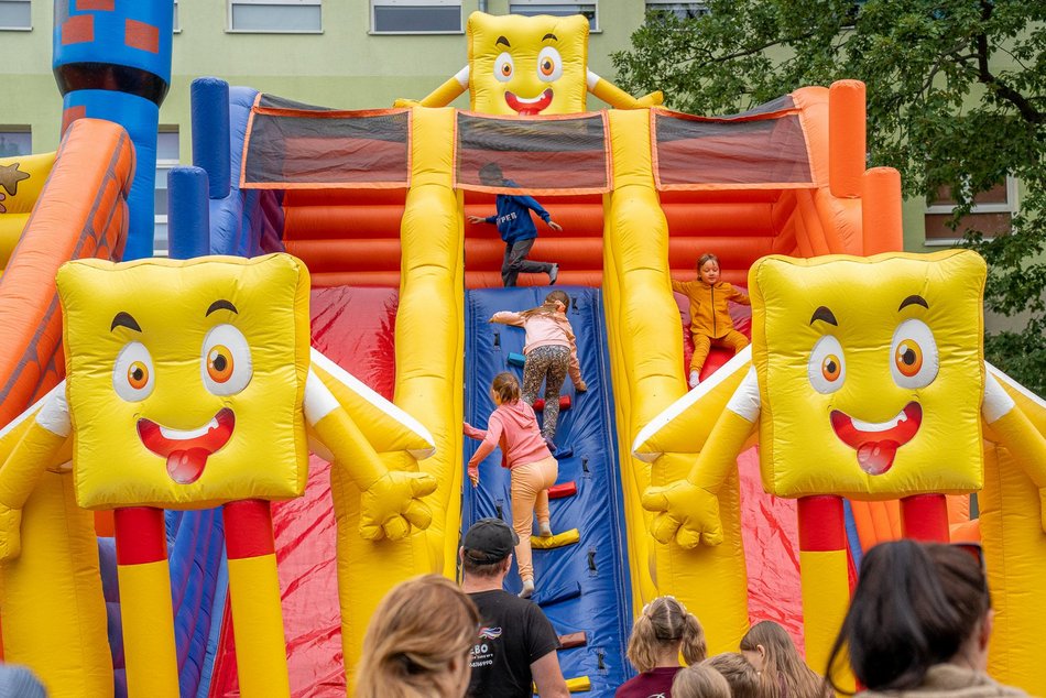 Łodzianie bawiący się na rodzinnym pikniku z okazji 600. Urodzin Łodzi