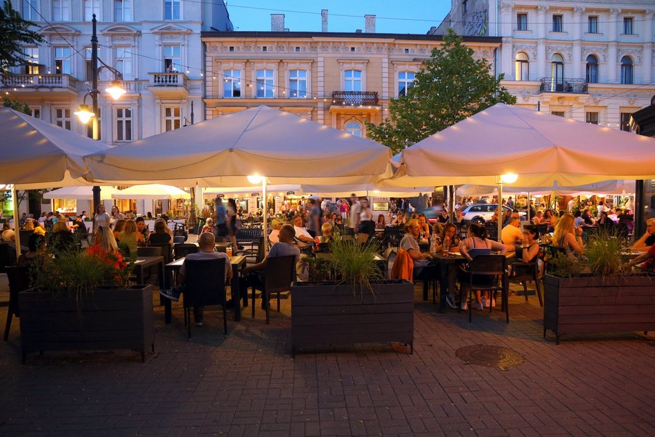 Tłumy na ulicy Piotrkowskiej w Łodzi