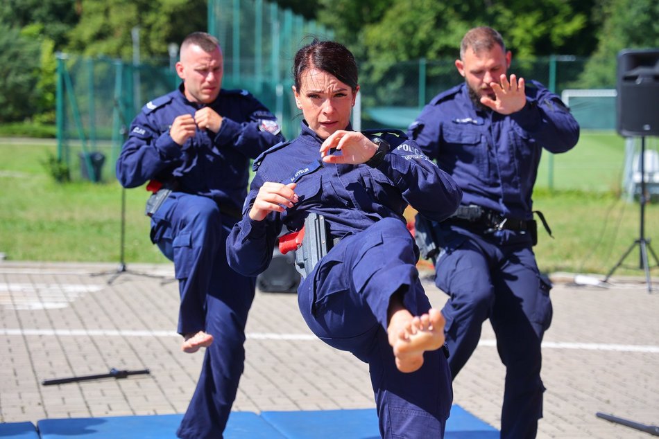 Piknik rodzinny "Bezpieczne wakacje z mundurem" pod Atlas Areną