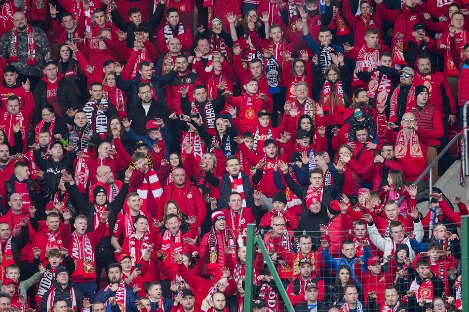 kibice na trybunach stadionu