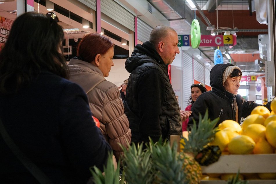 Łódź. Przedświąteczne zakupy na Rynku Bałuckim
