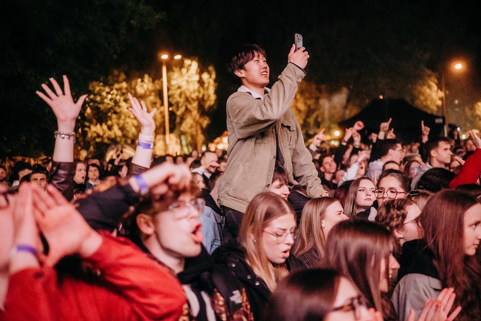 Łódź. Juwenalia 2025 w Łodzi. Pierwsze koncerty na Lumumbowie przyciągnęły tłumy