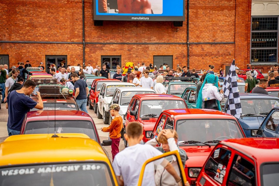 Łódź. Parada maluchów w Manufakturze! Kultowe fiaty 126p ciągle w modzie