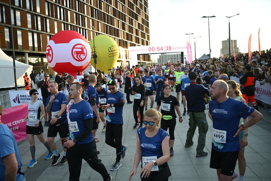 Łódź. Bieg Ulicą Piotrkowską Rossmann Run 2025 wystartował! Walka o życiowe rekordy