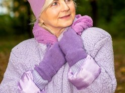 staruszka na tle natury