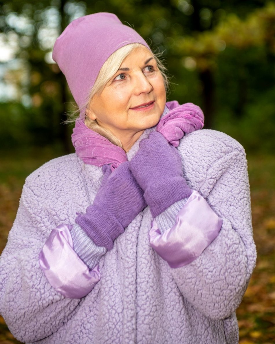 staruszka na tle natury