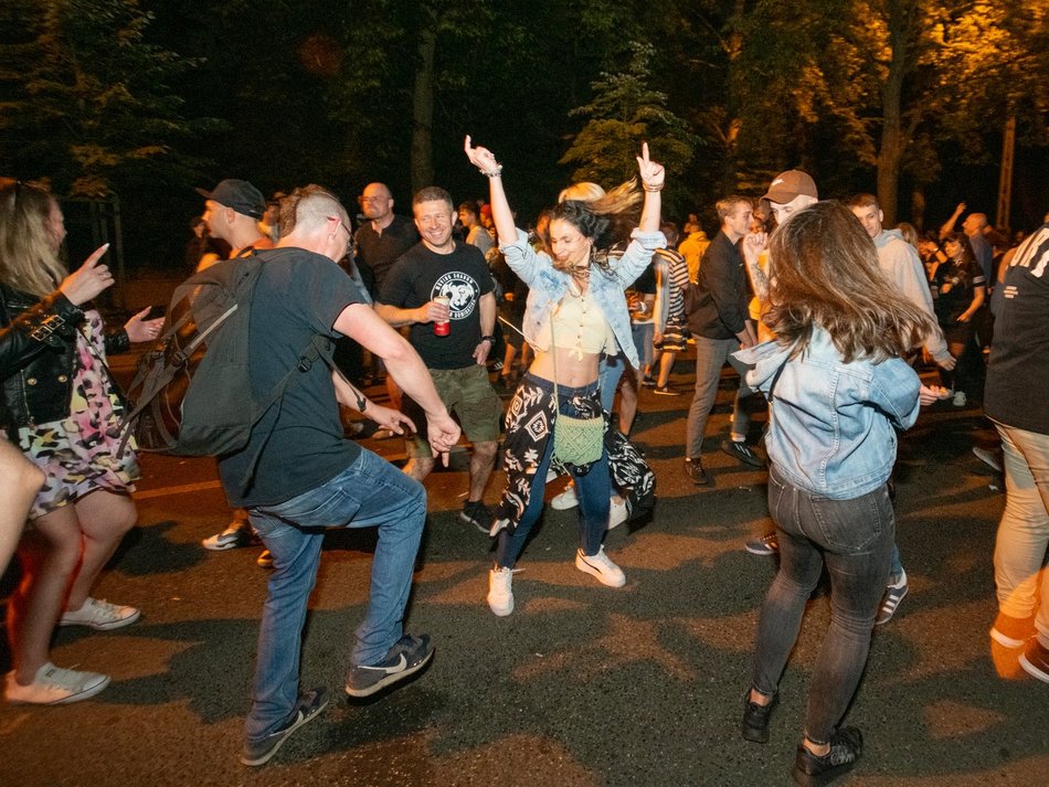 ludzie bawiący się w Łodzi