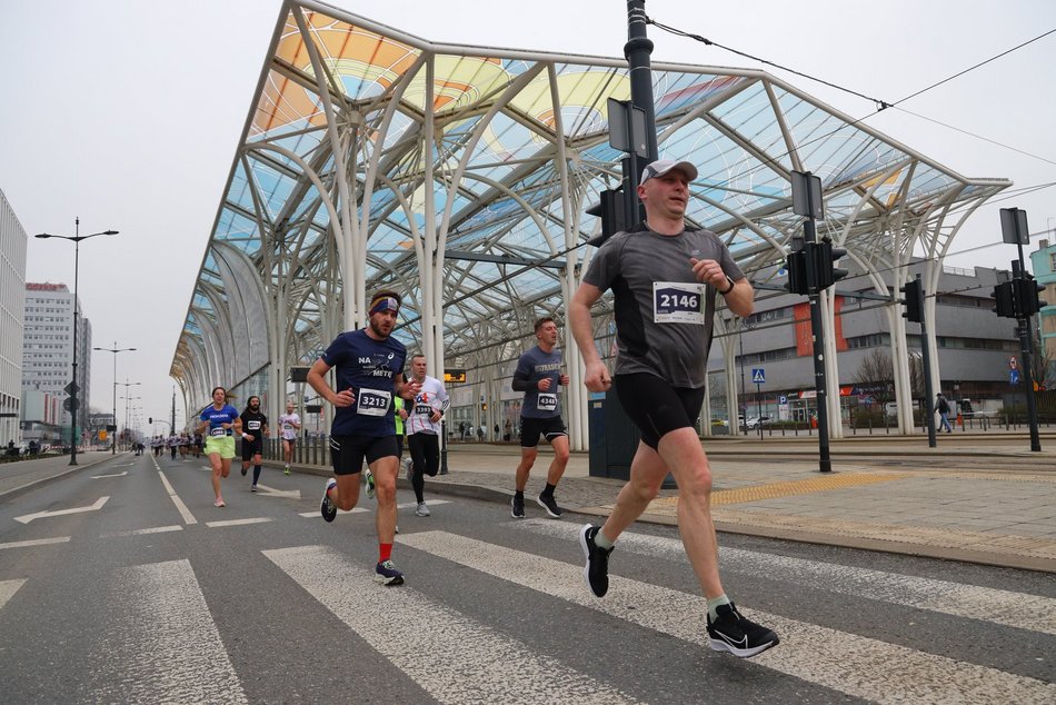 DOZ Maraton 2023. Brałeś udział w biegu? Znajdź się na zdjęciach!