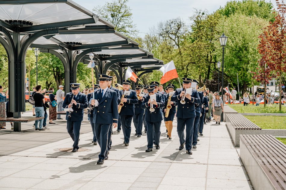 Parada z flagą Polski w Łodzi