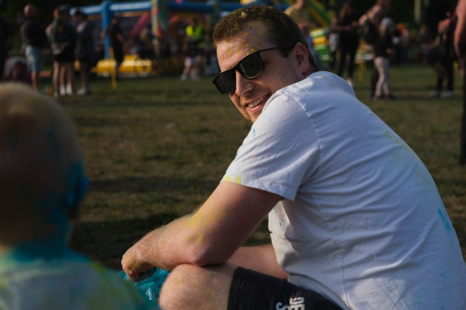 Łódź. Festiwal kolorów na Stawach Jana w Łodzi. Tłumy wzięły udział w bitwie na kolorowy proszek!