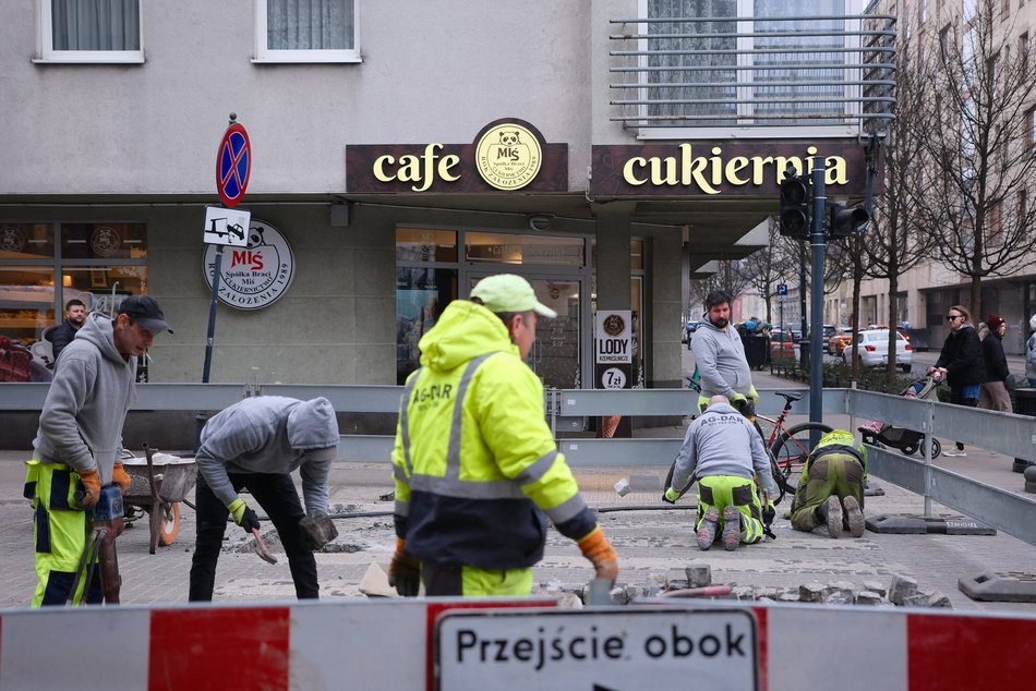 Łódź. Remont skrzyżowania Nawrot i Sienkiewicza. Drogowcy przenoszą się na drugą stronę