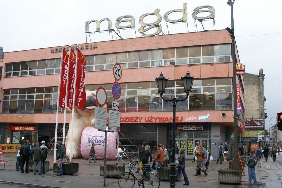 dawny dom handlowy z zewnątrz