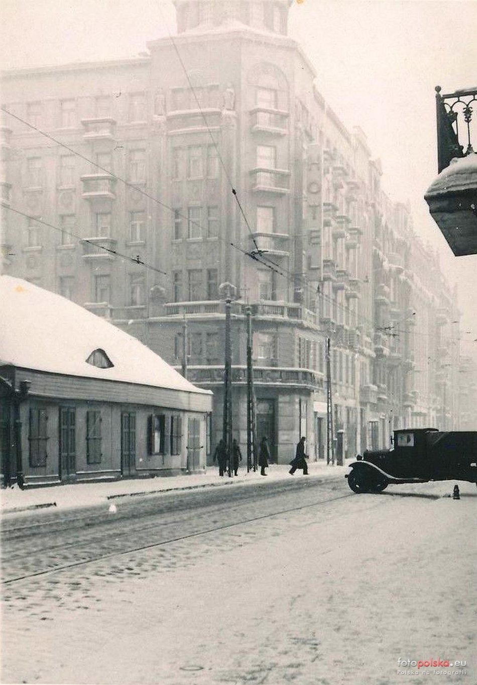 Hotel Polonia przy ul. Narutowicza podczas okupacji niemieckiej w zimowej scenerii - lata 1940-1944