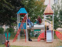 Plac zabaw przy Mokrej w Łodzi doczeka się remontu! Powstaną bujaki, domek, huśtawki i tor przeszkód