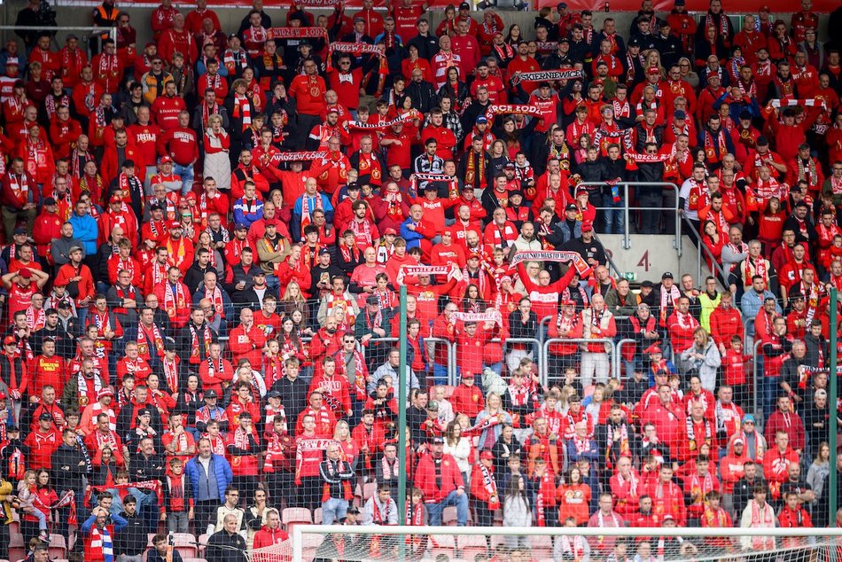 Łódź. Kibice na meczu Widzewa Łódź z Rakowem Częstochowa