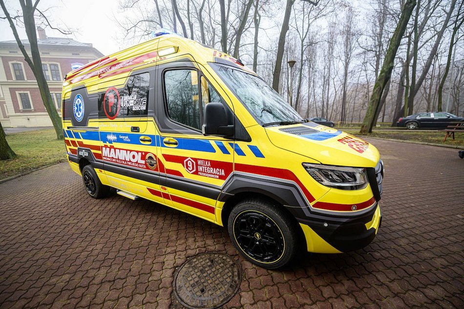 Łódź. Nowa karetka dla Miejskiego Centrum Medycznego „Jonscher”