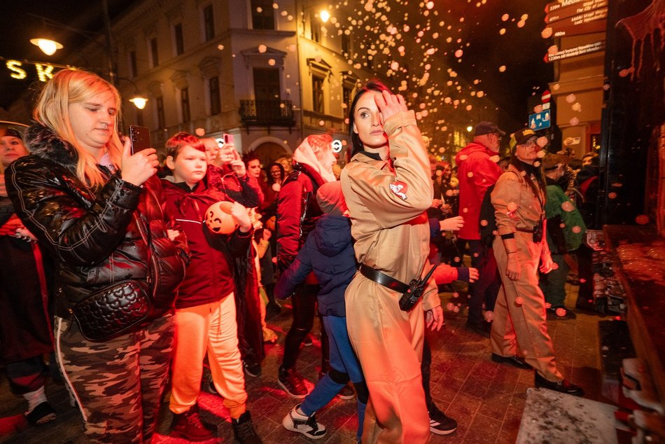 Łódź. Halloweenowa parada przeszła Piotrkowską w Łodzi. Tłumy duchów, czarownic i zombie!