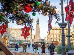 Łódź. Choinka na Piotrkowskiej prawie gotowa
