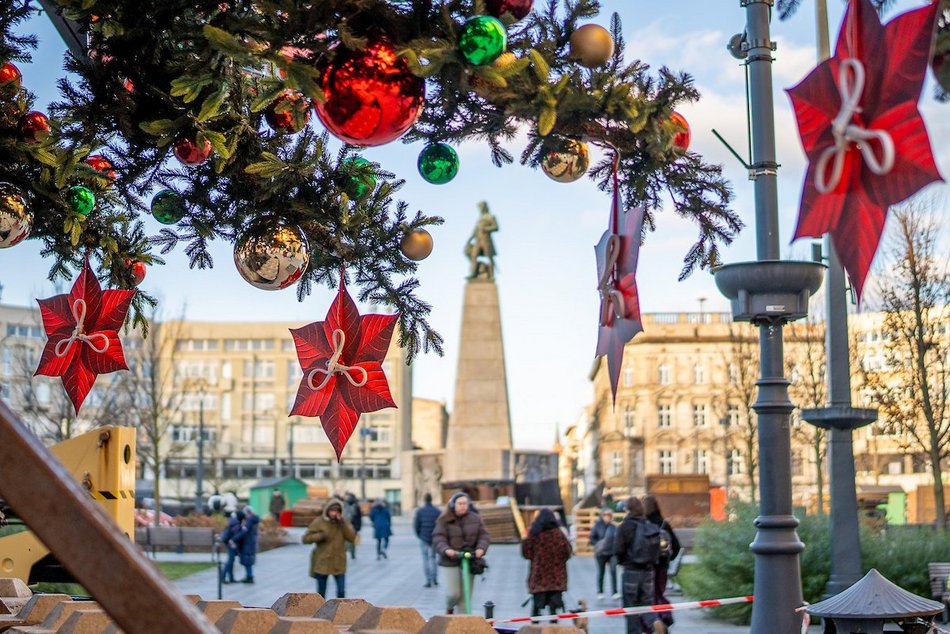 Łódź. Choinka na Piotrkowskiej prawie gotowa