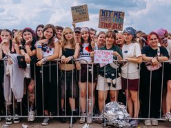 Tłumy fanek Louisa Tomlinsona przed wejściem na Łódź Summer Festival 2025