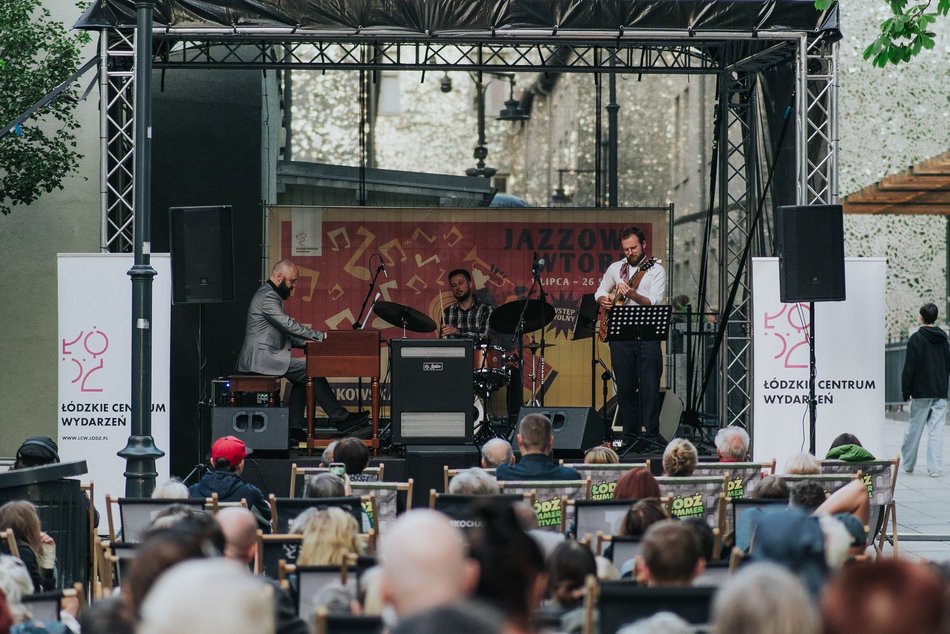 Jazzowe wtorki w Łodzi. Zespół Tomasz Lepczak Trio zgromadził tłumy w Pasażu Róży