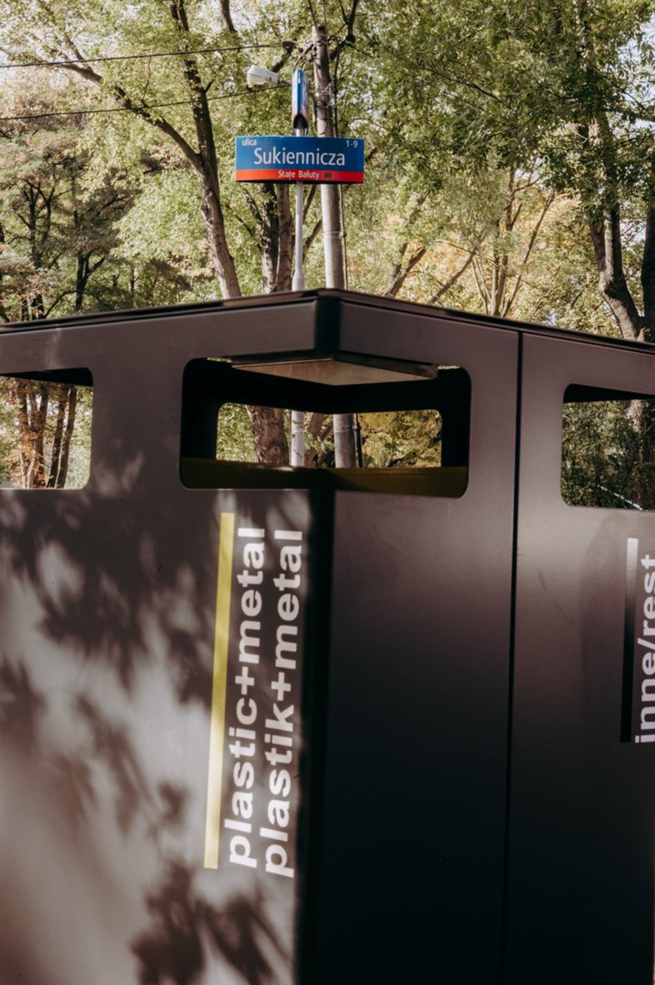 Nowoczesne kosze na śmieci na ulicach Łodzi