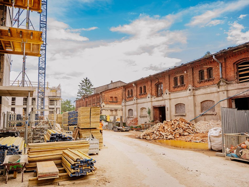 Zapomniany folwark Scheiblera w Łodzi pięknieje! Nowe mieszkania powstają z rozmachem