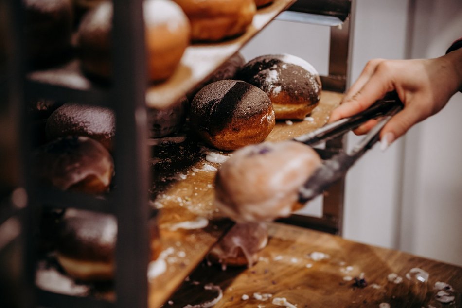 Łódź. Tłusty czwartek w Łodzi od kulis. Tak smaży się 5 tys. pączków w Gorącej Pączkarni!