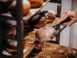 Łódź. Tłusty czwartek w Łodzi od kulis. Tak smaży się 5 tys. pączków w Gorącej Pączkarni!