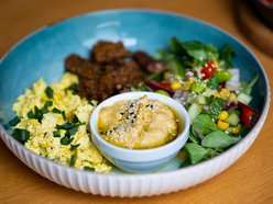 Łódź. Gdzie zjeść autorski hummus w Łodzi? Saji's, Little Beirut, Cud Miód Fabryczna i Zielona