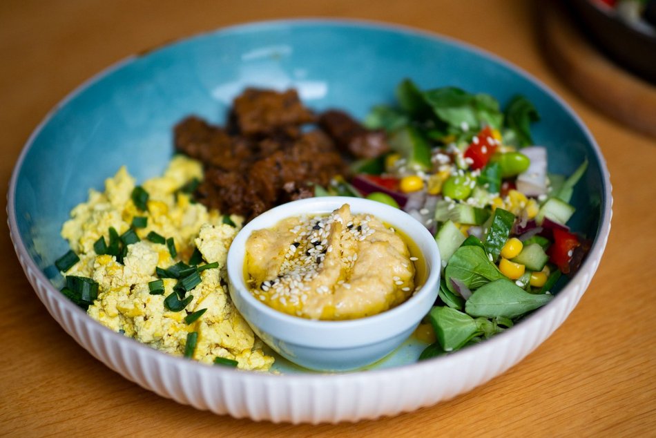 Łódź. Gdzie zjeść autorski hummus w Łodzi? Saji's, Little Beirut, Cud Miód Fabryczna i Zielona