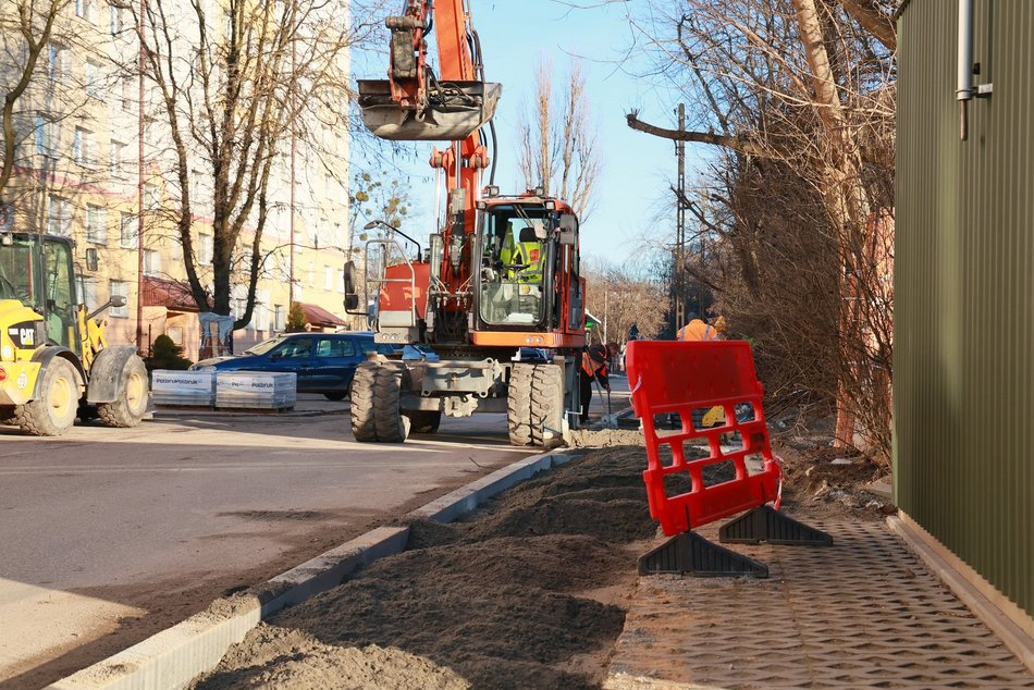 Łódź. Remont Brzóski w Łodzi. Część chodników już ułożona