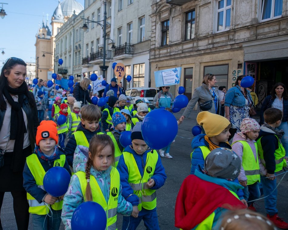 Łódź. Światowy Dzień Świadomości Autyzmu. Piotrkowską przeszedł niebieski marsz przedszkolaków
