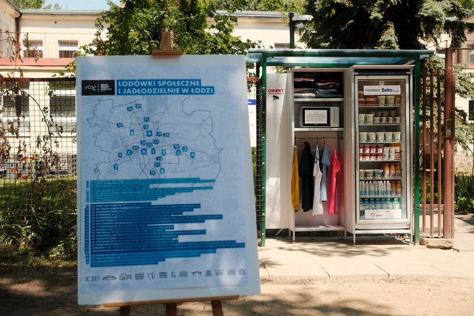 Łódź. Nowa lodówka społeczna w Łodzi. Tym razem na Dąbrowie 