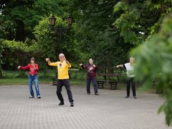 Łódź. Spacerowicze na Księżym Młynie i w Parku Źródliska w Łodzi. Recepta na udany weekend