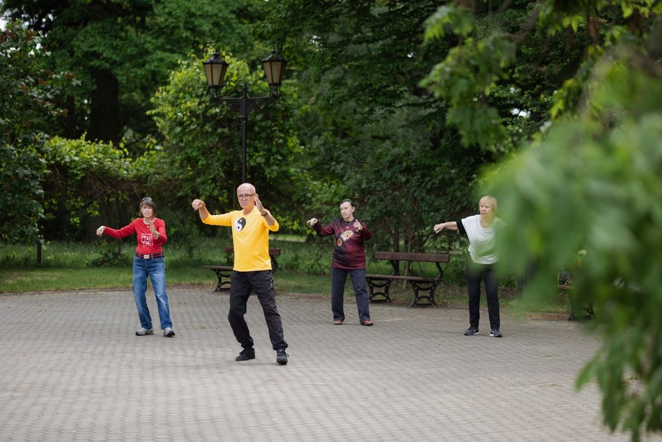 Łódź. Spacerowicze na Księżym Młynie i w Parku Źródliska w Łodzi. Recepta na udany weekend