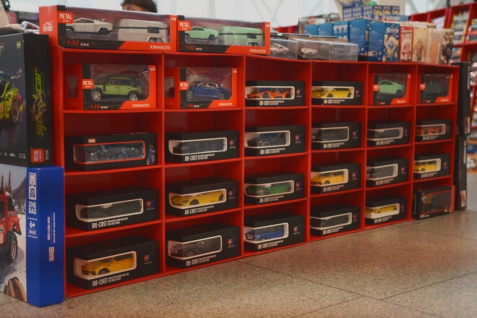 Łódź. Łódzkie Targi Motoryzacyjne w hali Expo Łódź. Klasyki, auta przyszłości, dealerzy i więcej