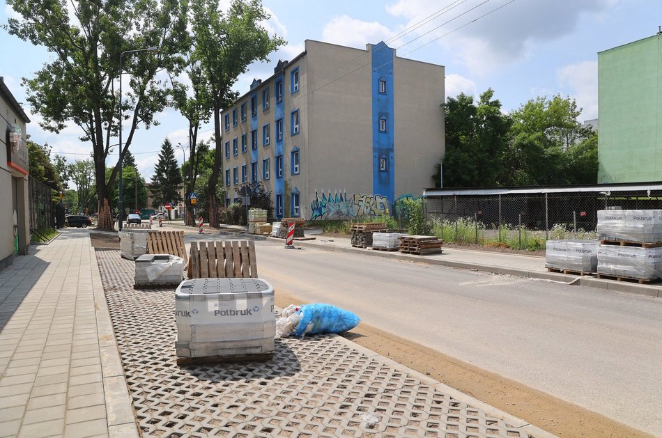 Łódź. Remonty dróg na Chojnach w Łodzi. Postępy prac na Tuszyńskiej, Dachowej i Trębackiej