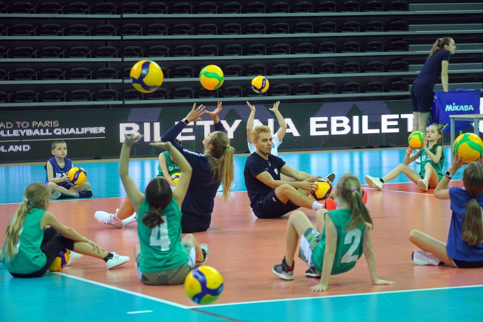 dzieci trenujące siatkówkę