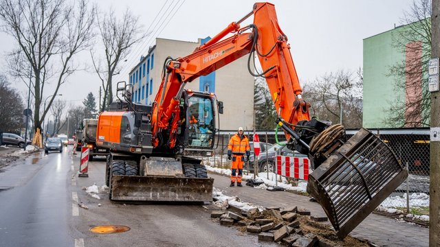 Remonty dróg w Łodzi. Drogowcy wracają do pracy po mroźnej przerwie 