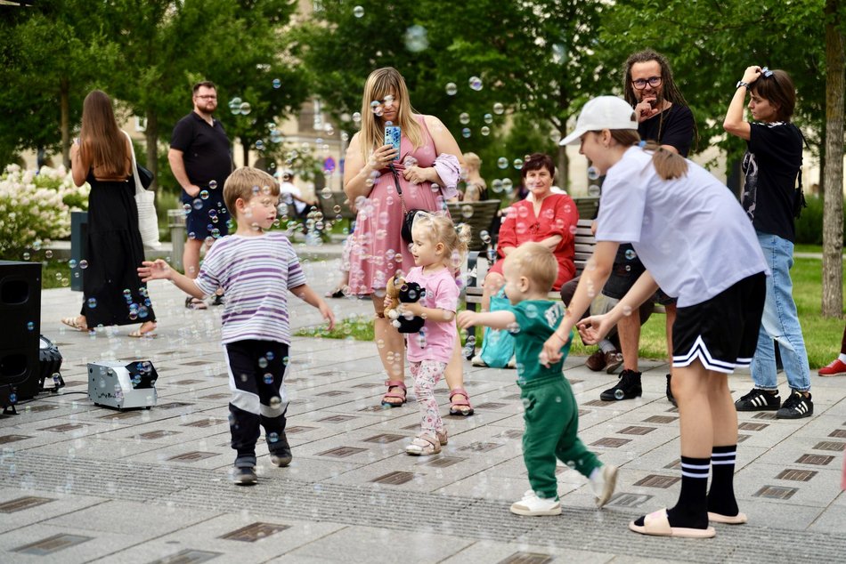 Łódź. Muzyczny plener na placu Wolności w Łodzi. Spora dawka muzyki elektronicznej