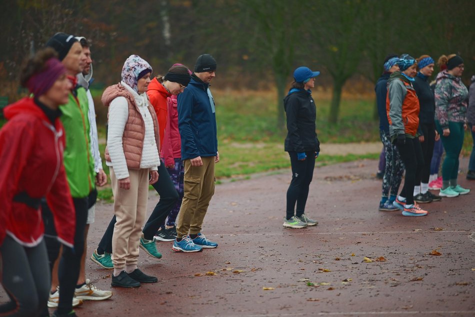 Łódź. Slow jogging w parku Julianowskim. Biegaczom z Łodzi niestraszna jesienna aura