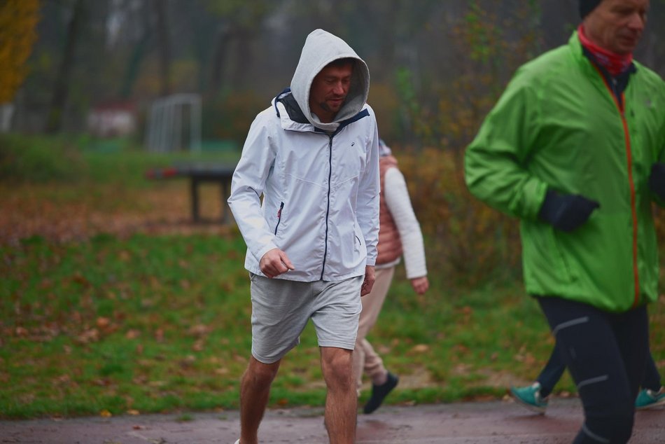 Łódź. Slow jogging w parku Julianowskim. Biegaczom z Łodzi niestraszna jesienna aura