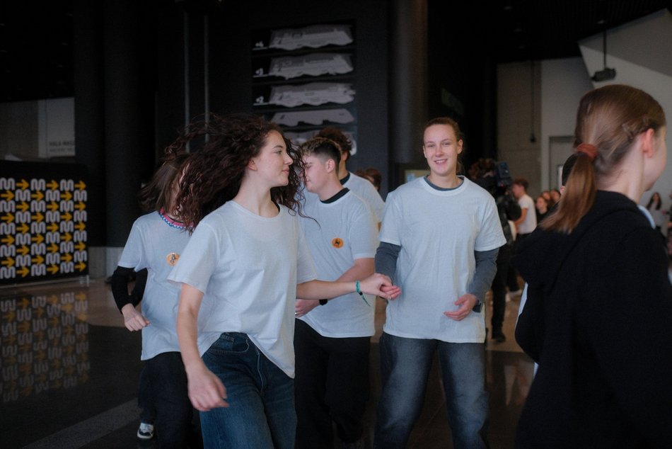 Łódź. Licealiści z Łodzi zatańczyli Belgijkę! Wielkie świętowanie Międzynarodowego Dnia Licealisty